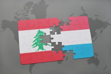 Lübnan ve Lüksemburg ulusal bayrak dünya harita arka plan üzerinde ile bulmaca.