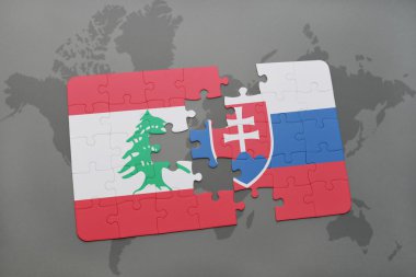 Lübnan ve Slovakya ulusal bayrak dünya harita arka plan üzerinde ile bulmaca.