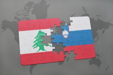 Lübnan ve Slovenya ulusal bayrak dünya harita arka plan üzerinde ile bulmaca.