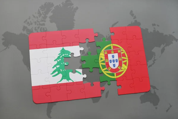Quebra-cabeça com a bandeira nacional de Lebanon e portugal sobre um fundo de mapa mundial . — Fotografia de Stock