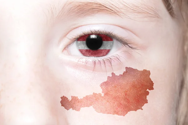 Människans öga med flagga och karta över Österrike — Stockfoto