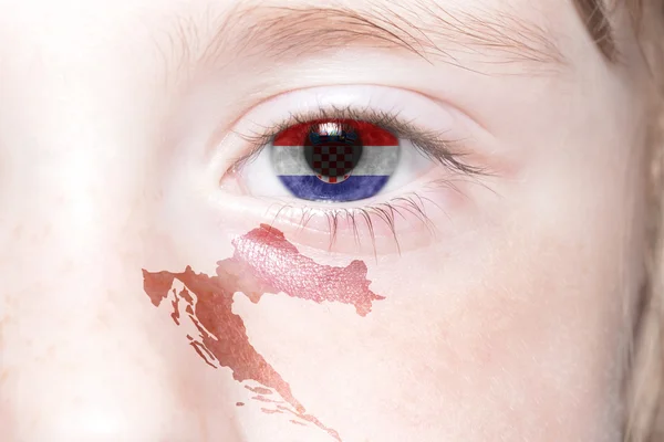 国旗およびクロアチアの地図が付いている人間の目. — ストック写真