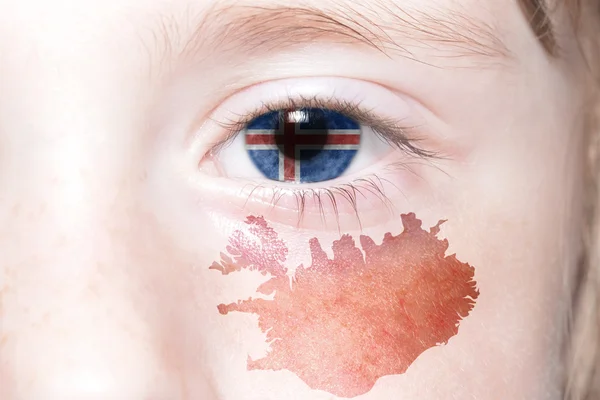 国旗とアイスランドの地図が付いている人間の目. — ストック写真