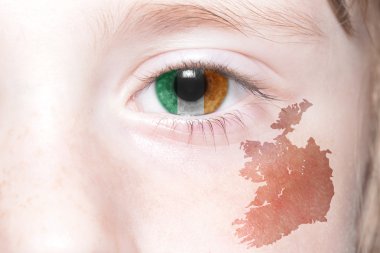 ulusal bayrak ve İrlanda Haritası ile yüz insan.
