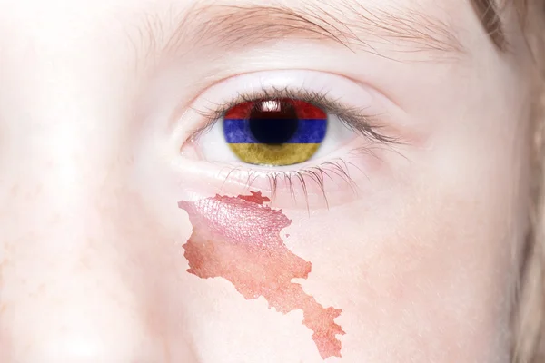 Mänskliga 's ansikte med flagga och karta över Armenien. — Stockfoto