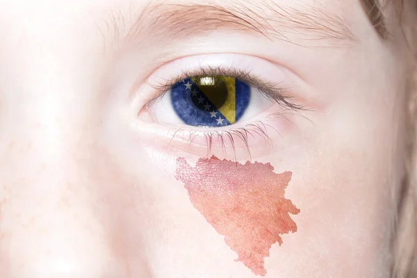 Dla ludzi twarz z flagi narodowe i mapa Bośni i Hercegowiny. — Zdjęcie stockowe