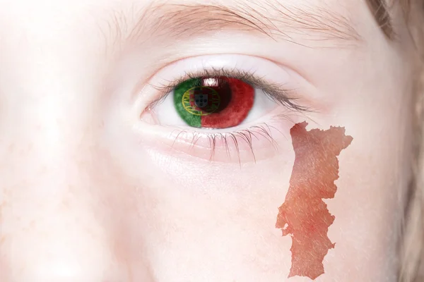 人間の顔の国旗とポルトガルの地図. — ストック写真