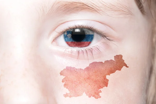 Mänskliga 's ansikte med flagga och karta över Slovenien. — Stockfoto