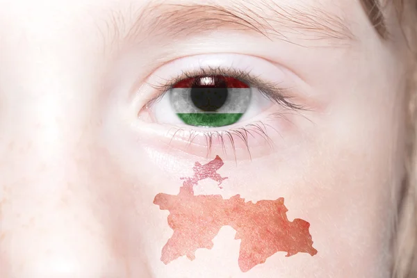 人間の顔の国旗とタジキスタンの地図. — ストック写真