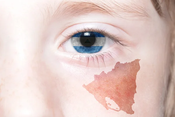 人間の顔の国旗とニカラグアの地図. — ストック写真
