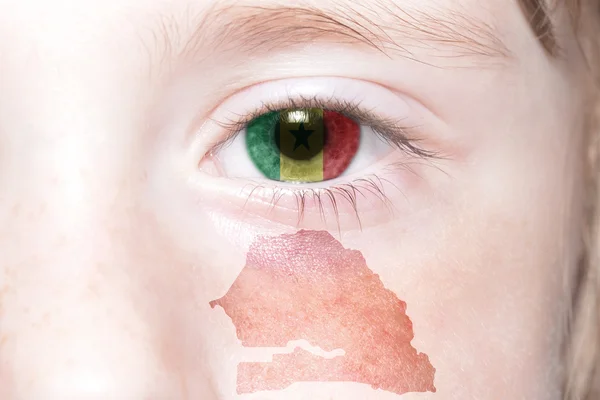 セネガルの国旗と地図を持つ人間の顔. — ストック写真