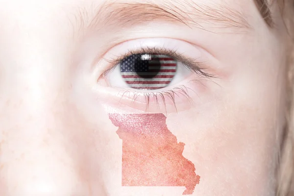 Rostro humano con la bandera nacional de los estados unidos de América y el mapa del estado de Missouri — Foto de Stock