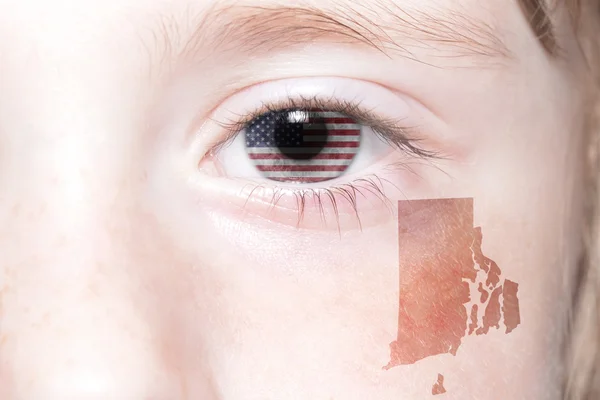 La cara humana con la bandera nacional de los estados unidos de América y el mapa del estado de la isla de Rhode — Foto de Stock