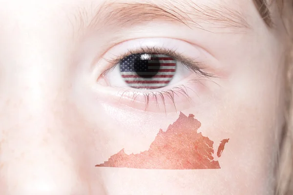 Människans ansikte med nationella flaggan i Amerikas förenta stater och Virginia State Map — Stockfoto