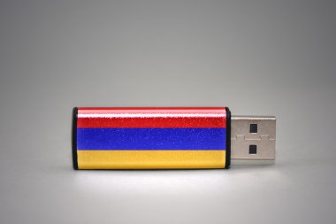 USB flash sürücü ile Ermenistan Ulusal bayrak gri arka plan üzerinde.