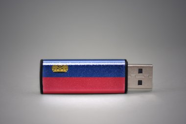 gri arka planda liechtenstein ulusal bayrağı ile usb flash sürücü.