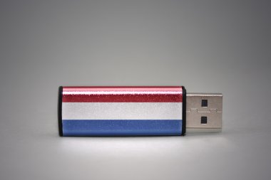 gri arka planda Hollanda ulusal bayrağı ile usb flash sürücü.