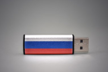 gri arka plan üzerinde rusya ulusal bayrağı ile usb flash sürücü.
