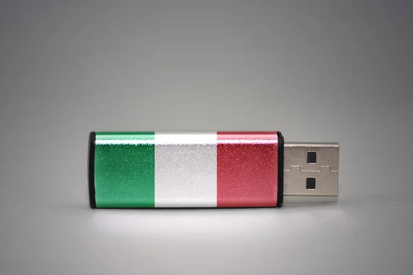 Chiavetta usb con la bandiera nazionale d'Italia su sfondo grigio . — Foto Stock