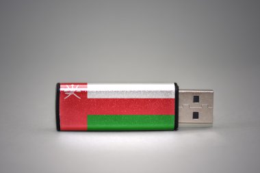 gri arka planda umman ulusal bayrağı ile usb flash sürücü.