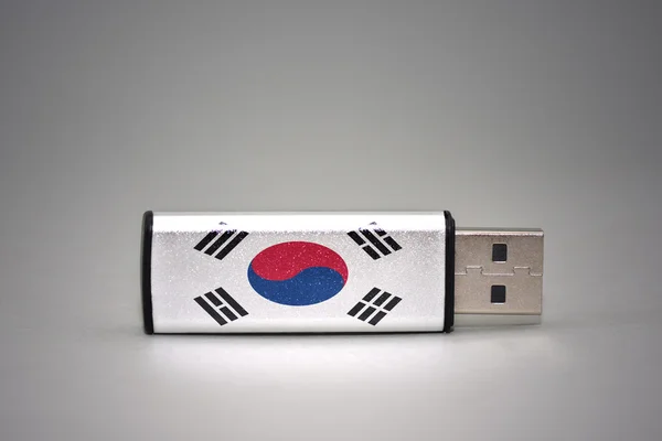 灰色の背景に韓国の国旗を持つUSBフラッシュドライブ. — ストック写真