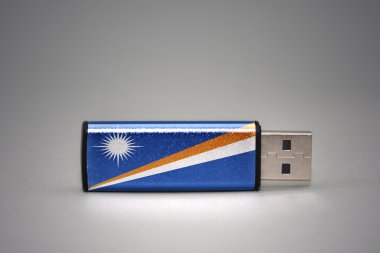 gri arka planda Marshall Adaları ulusal bayrağı ile usb flash sürücü.