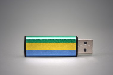 gri arka plan üzerinde gabon ulusal bayrağı ile usb flash sürücü.