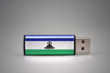 gri arka planda lesotho ulusal bayrağı ile usb flash sürücü.