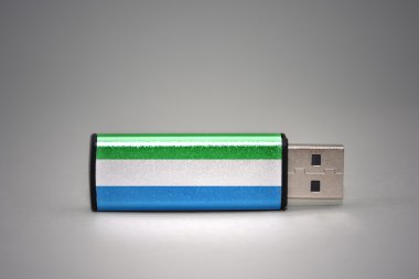 gri arka plan üzerinde sierra leone ulusal bayrağı ile usb flash sürücü.