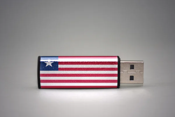 USB błysk przejażdżka rezygnować ten Narodowy flaga od Liberii u szary tło. — Zdjęcie stockowe