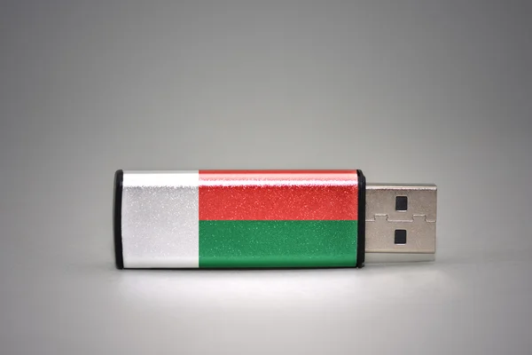 Gri arka planda madagaskar ulusal bayrağı ile usb flash sürücü. — Stok fotoğraf