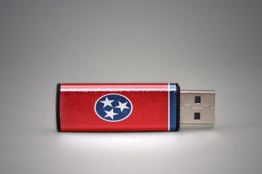 gri arka plan üzerinde tennessee devlet bayrağı ile usb flash sürücü.