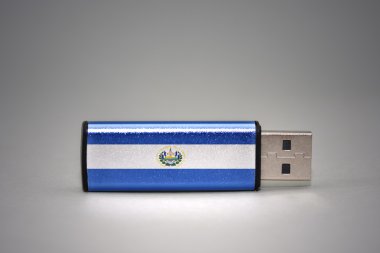 gri arka planda el salvador ulusal bayrağı ile usb flash sürücü.