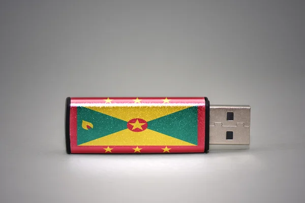 USB błysk przejażdżka rezygnować ten Narodowy flaga od Grenada u szary tło. — Zdjęcie stockowe