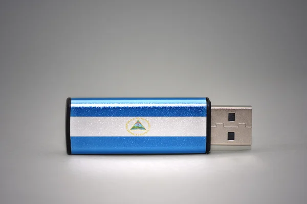 Usb flashdrev med det nationale flag af nicbsp a på grå baggrund . - Stock-foto