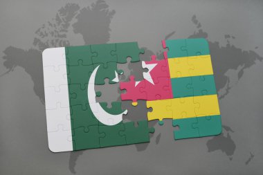pakistan ulusal bayrağı ile bulmaca ve bir dünya haritası arka plan üzerinde togo.