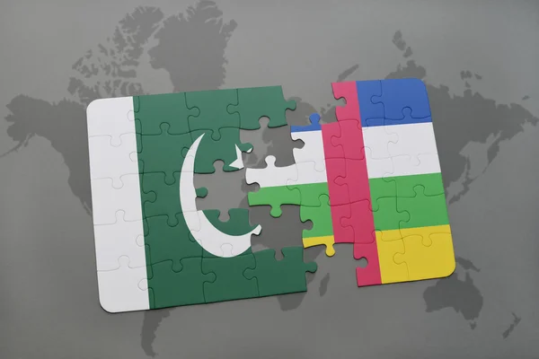 Rompecabezas con la bandera nacional de Pakistán y la república de África central en un mapa del mundo fondo . — Foto de Stock