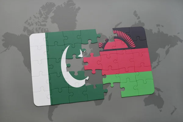 世界地図の背景にパキスタンとマラウイの国旗とパズル. — ストック写真