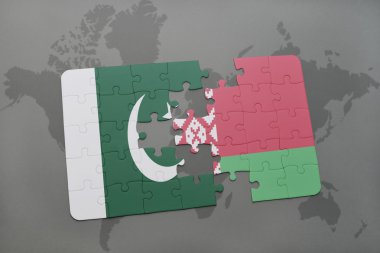 bir dünya haritası arka plan üzerinde pakistan ve beyaz rusya ulusal bayrağı ile bulmaca.