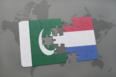 bir dünya haritası arka plan üzerinde Pakistan ve Hollanda ulusal bayrağı ile bulmaca.
