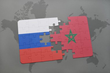 bir dünya haritası arka plan üzerinde Rusya ve Fas ulusal bayrağı ile bulmaca.