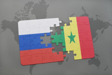 Rusya ve senegal dünya harita arka plan üzerinde bayrağı ile bulmaca.