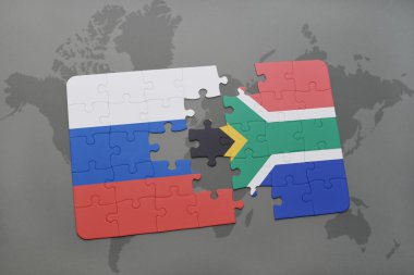 Rusya ve Güney Afrika Dünya harita arka plan üzerinde bayrağı ile bulmaca.
