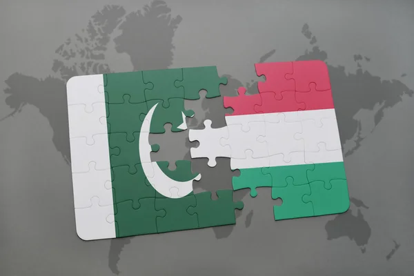 Головоломка с национальным флагом Пакистана и Венгрии на фоне карты мира . — стоковое фото