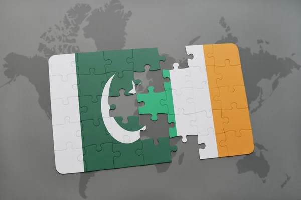 Головоломка с национальным флагом Пакистана и Ирландии на фоне карты мира . — стоковое фото