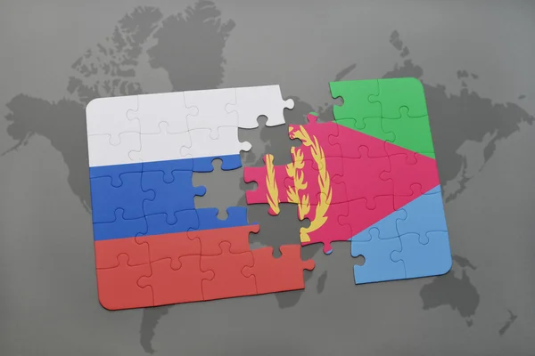 Puzzel met de nationale vlag van Rusland en Eritrea op een wereld kaart achtergrond. — Stockfoto