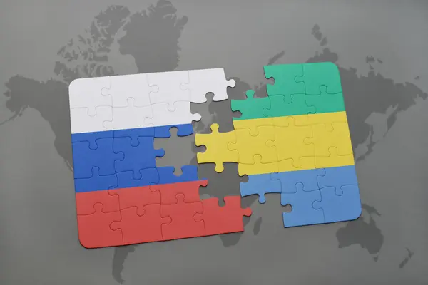 世界地图背景上与俄罗斯和加蓬国旗的拼图. — 图库照片