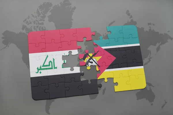 Rompecabezas con la bandera nacional de Irak y Mozambique en un mapa del mundo de fondo . — Foto de Stock