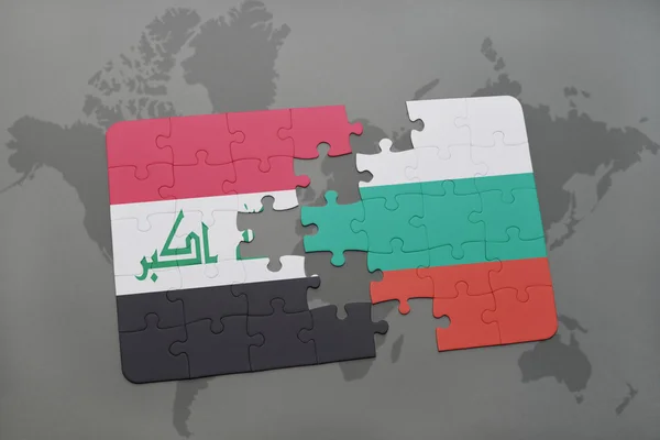 Pussel med den nationella flaggan i Irak och Bulgarien på en världskarta bakgrund. — Stockfoto