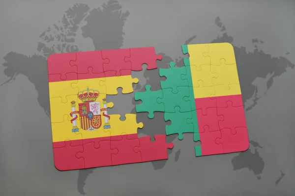 世界地图背景上西班牙和贝宁国旗的拼图. — 图库照片